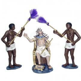 Egipcio en trono con dos esclavos