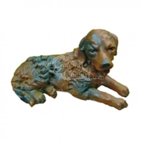 Perro marrón acostado