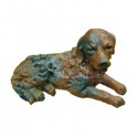 Perro marrón acostado