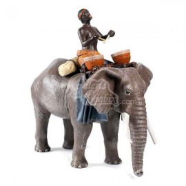 Elefante con esclavo al tambor