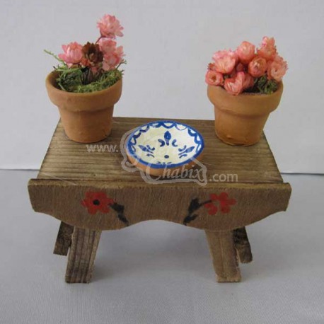 Mesa con maceta de flores 